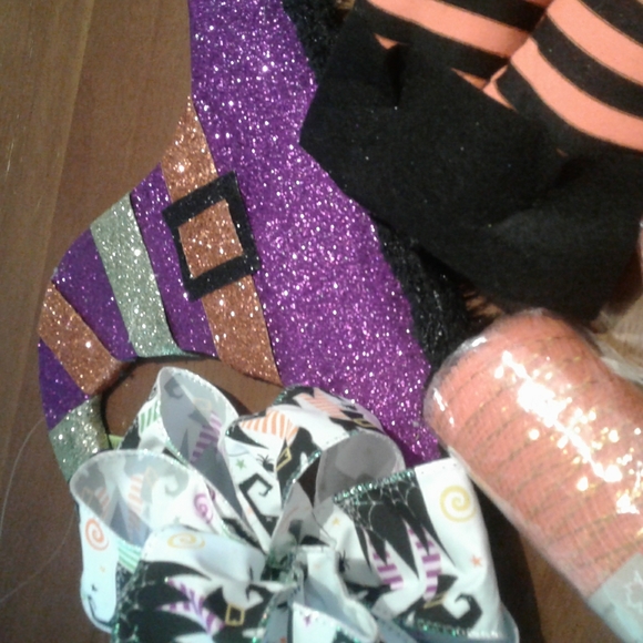 Halloween Hand Crafted Witch Wreath Door DIY Kit Legs NO ORANGE MESH FINAL - Picture 5 of 5